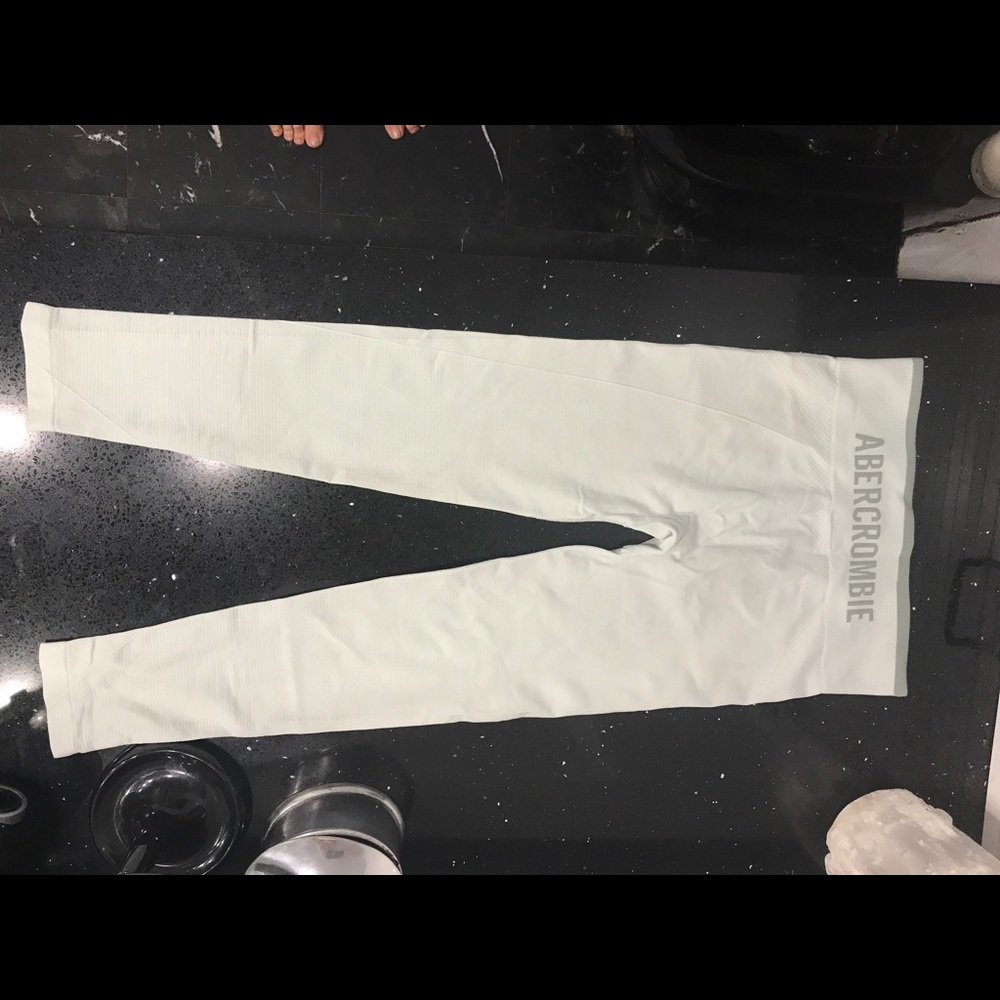 Matching set leggings and a crop top (leggings).